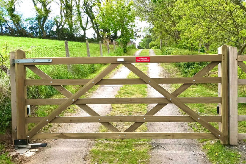 8ft Sawn Wooden Heavy Top Rail Dual Hanging Diamond Gate